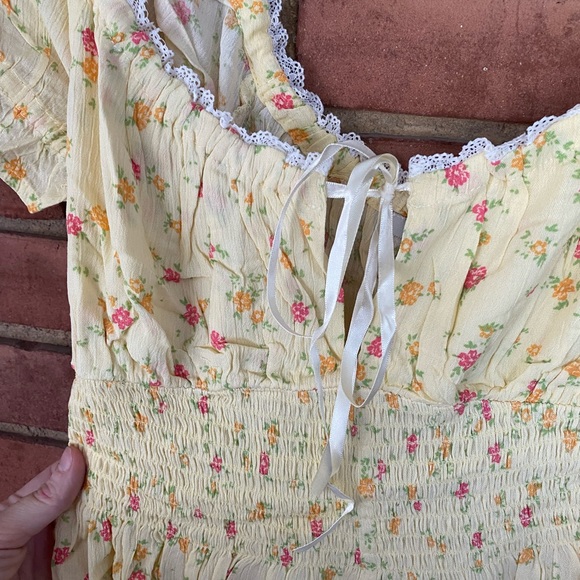 🌸Feminine Floral Yellow Romper🌸 - Picture 3 of 5